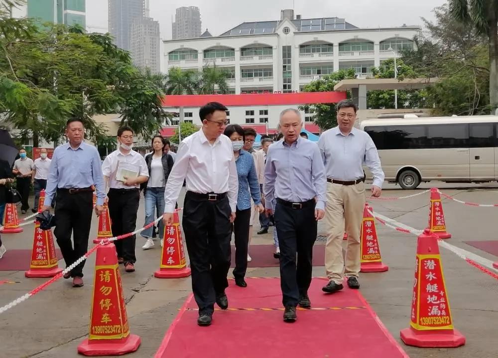 丁晖市长莅临华中师大海南附中调研开学准备工作