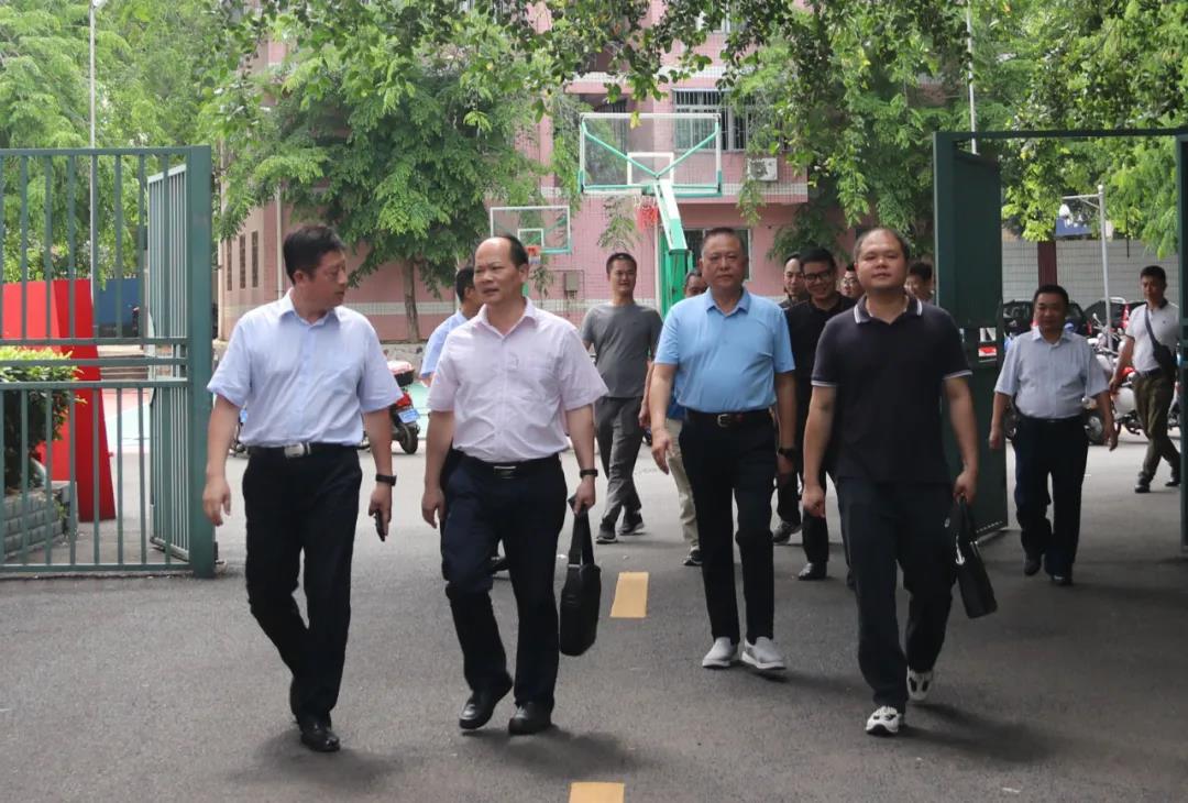 海口市教育局年检工作组到我校开展年度检查工作