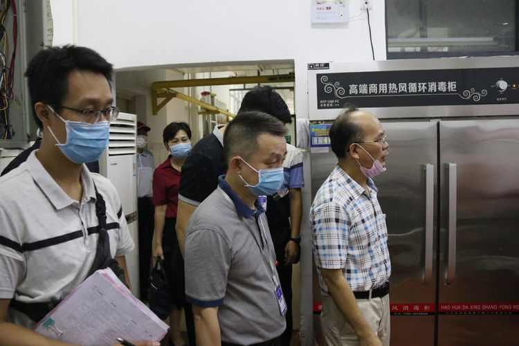 市教育局仇志明副局长莅临华中师大海南附中开展开学学校食品安全联合检查