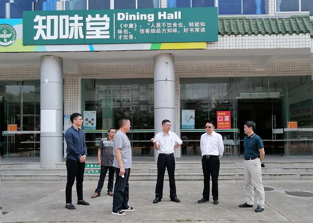 严防严控抓细节 市教育局厉春局长亲临华师附中检查指导开学准备工作