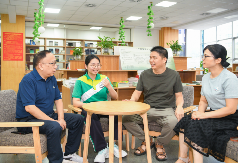 海口日报：“后浪”奔涌！ 海南华海中学“励志女生”六年实现“逆袭”