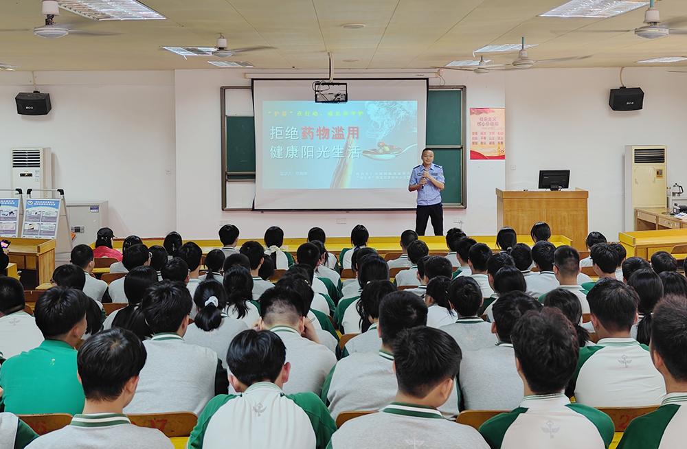 “护苗”在行动 | 海南华海中学举办禁毒讲座，助力学生成长